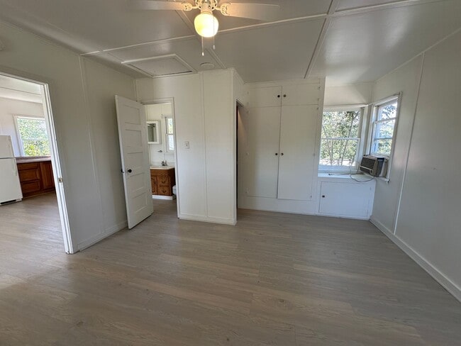 Building Photo - One bedroom, one bath, balcony and great views!