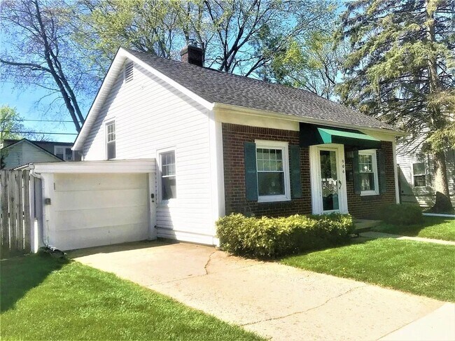 Building Photo - 906 Sylvan Ave