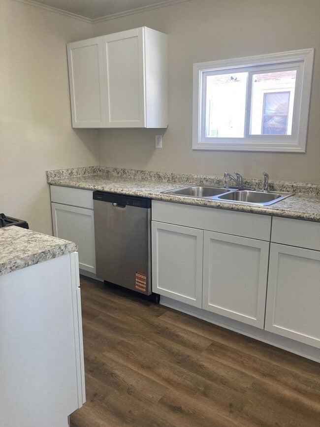 Building Photo - Newly updated 2 bedroom 1 bathroom home