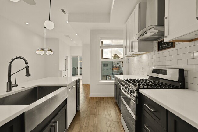 Building Photo - Penthouse 2BR/2.5BA with 3 Private Outdoor...