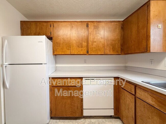 Building Photo - 240 S Monmouth Ave