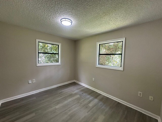 Building Photo - Bright And Renovated 3 Bedroom Home With Modern Updates