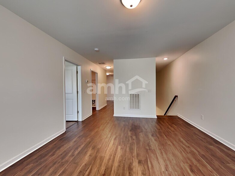Building Photo - 206 Orion Way