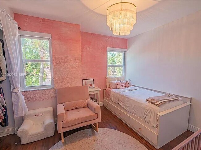 Building Photo - 1135 W Lake St