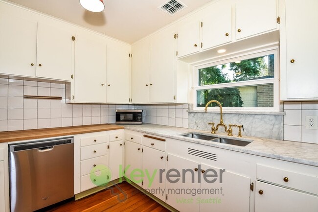 Building Photo - Executive Style 5 Bedroom with Garage and Outdoor Space