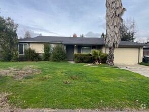 Building Photo - 3-4 bedroom 1.5 bath with large back yard ...