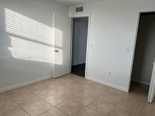 Building Photo - 1801 S Treasure Dr