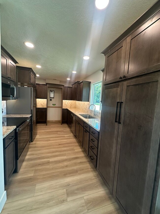 Building Photo - Style and Class....2 Bedroom, 1 bath , 1 C...