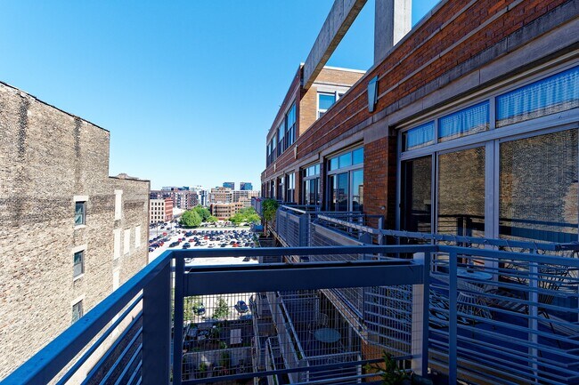 Building Photo - 933 W Van Buren St
