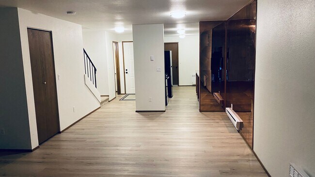 Building Photo - Cute and Quaint Updated Federal Way Condo