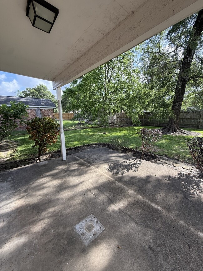Building Photo - 880 Lockwood Dr