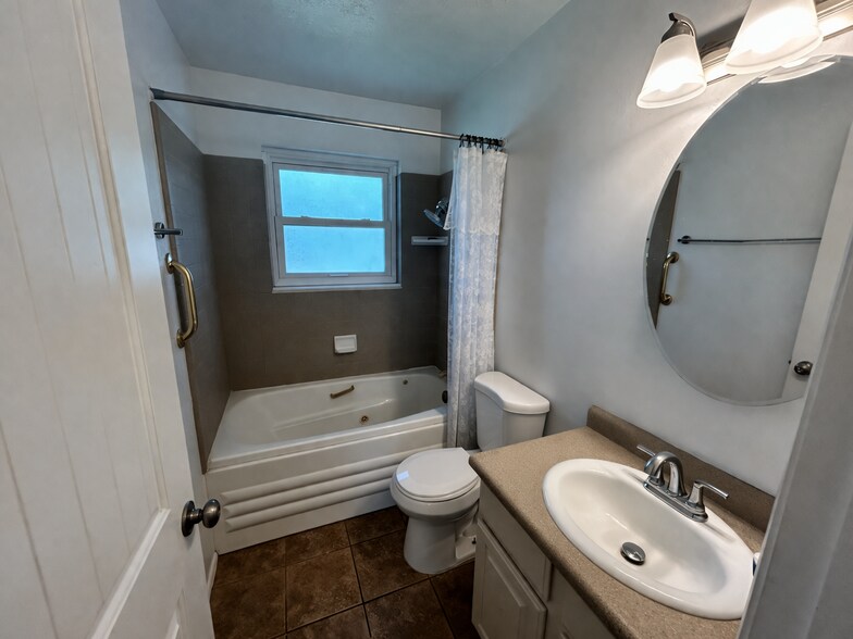 Upstairs Bath - 1001 E 300 S