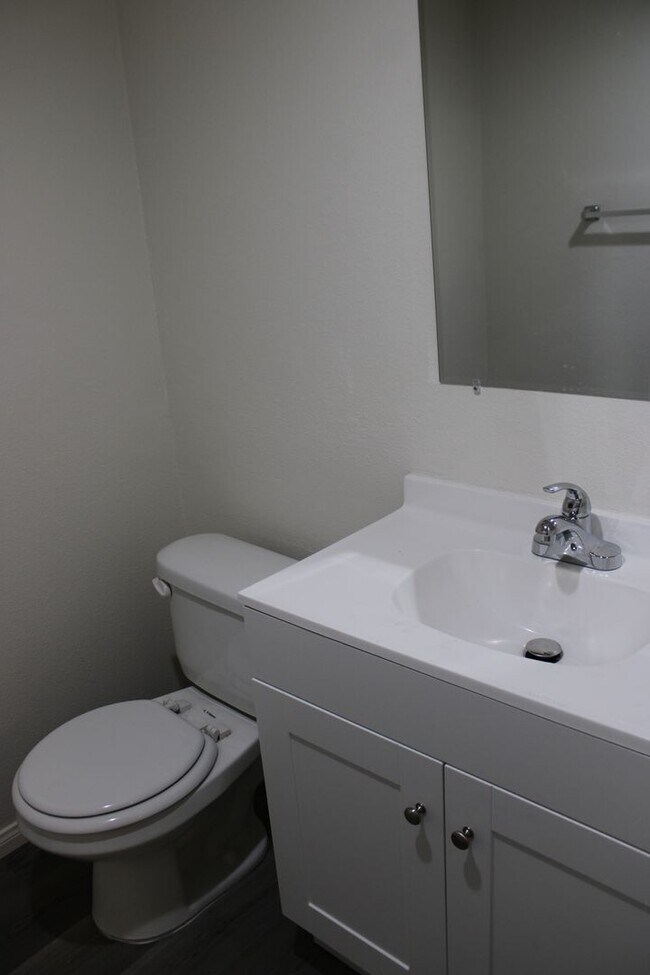 Building Photo - 2 BR, 1 and 1/2 BA Condo with 2 Parking Space