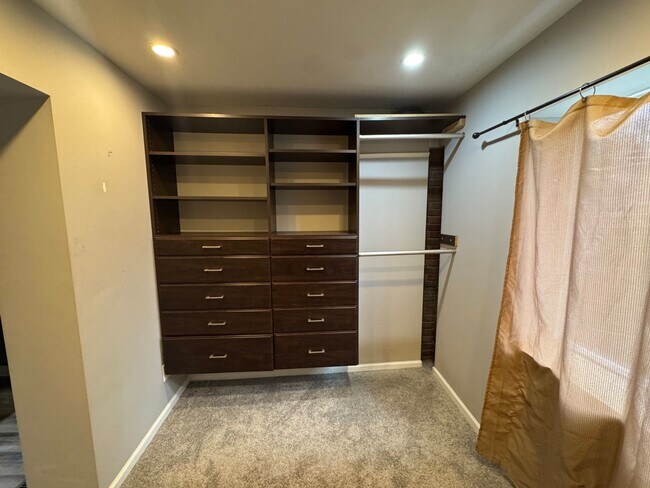 Building Photo - Spacious Private Oasis - 3 Bedroom 2 Bathr...