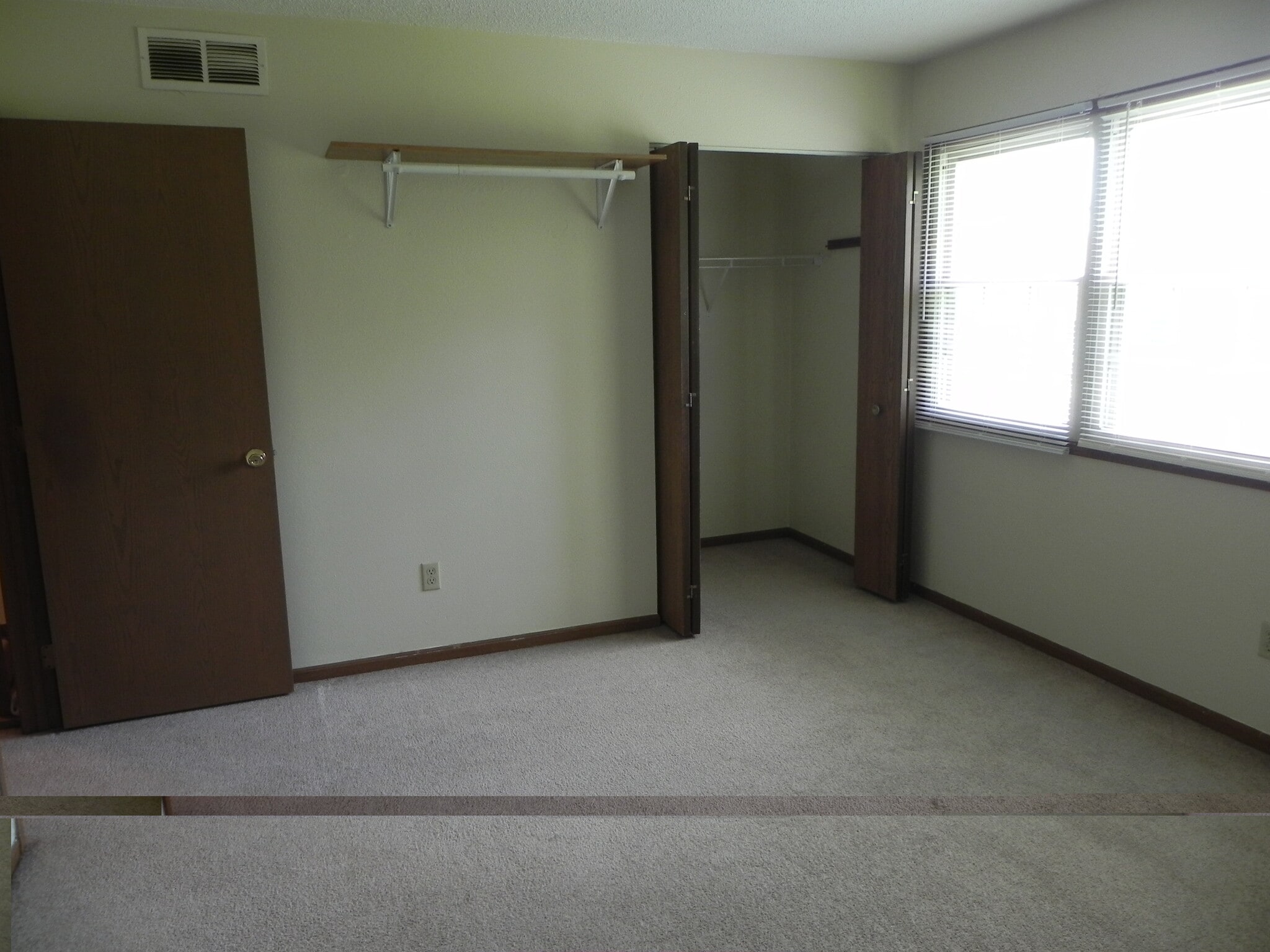 Building Photo - 6008 Red Oak Dr