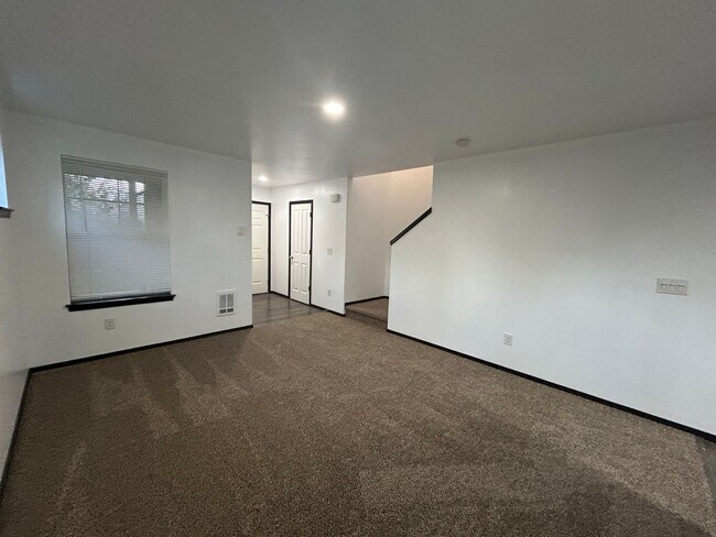 Building Photo - Large 4 bedroom 2.5 bath