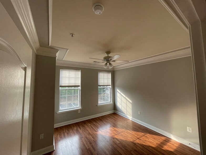 Building Photo - 5801 Clipper Ln