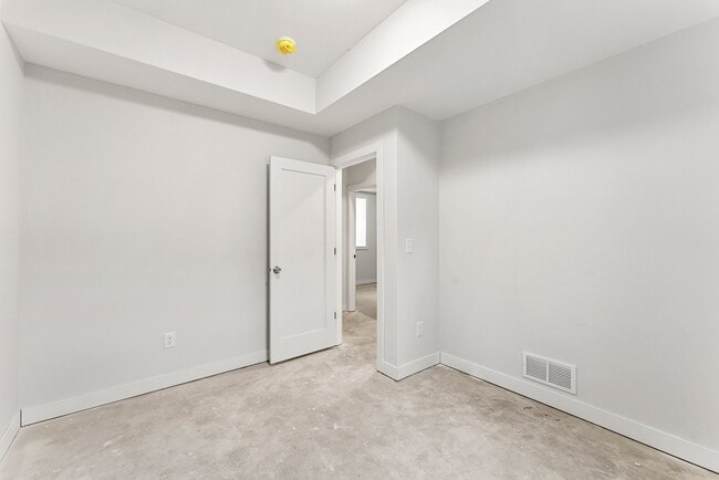 Building Photo - 911 W 31st St