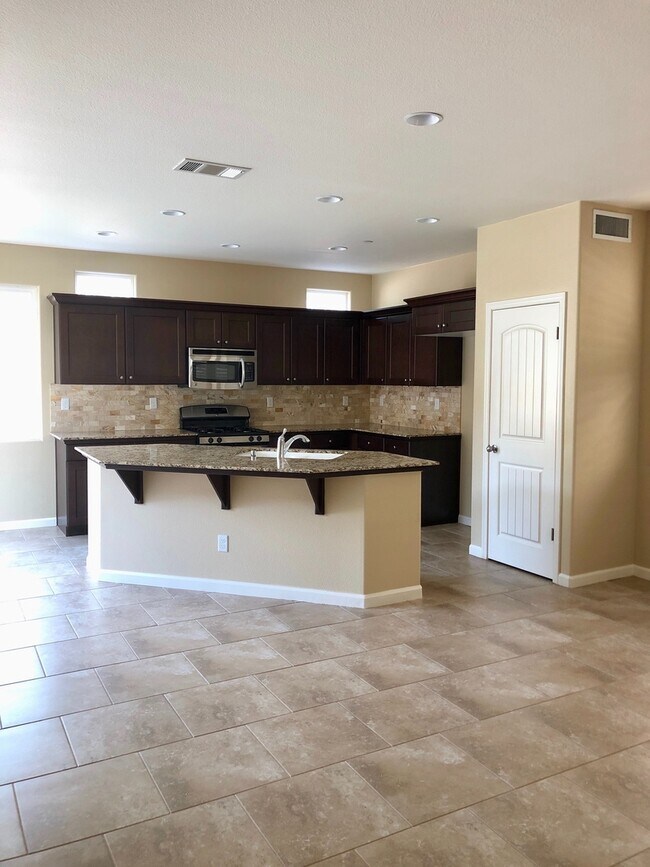 Building Photo - 2404 N Chardonnay Pl