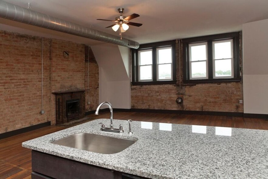 Building Photo - 2611 Short Vine St
