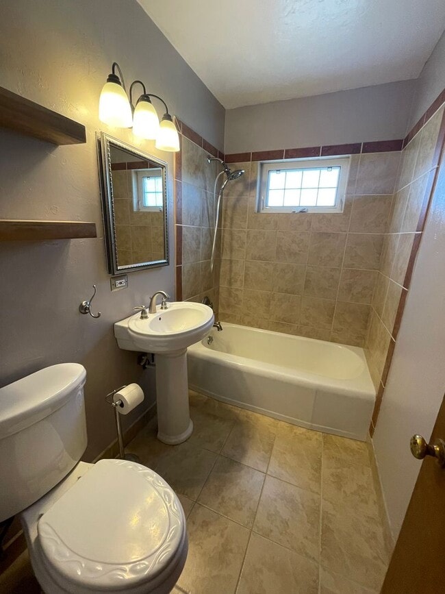 Building Photo - Charming Home w/ Fenced Yard in Central Lo...