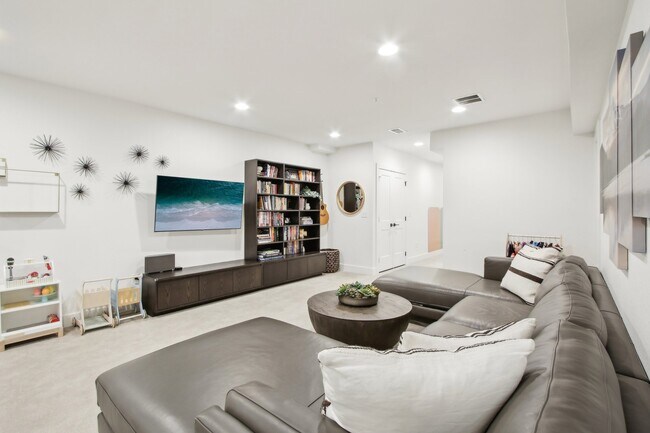 Building Photo - 267 Clementina St