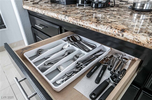 Building Photo - 1400 Castle Crest Dr