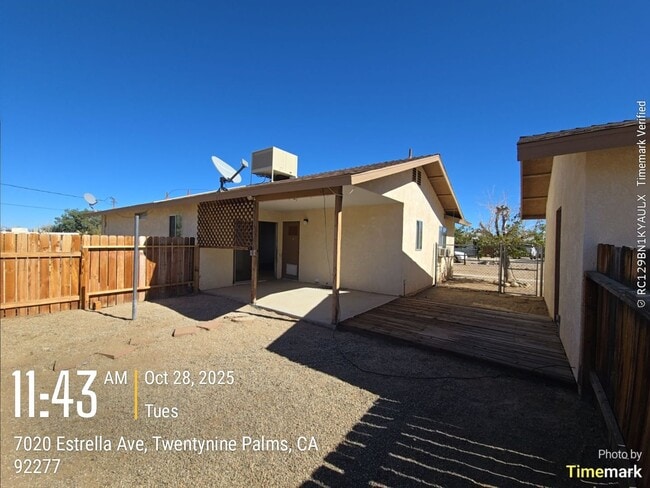 Building Photo - 3 bedroom 2 bath Available now