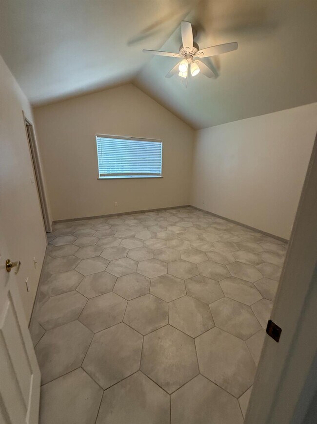 Building Photo - 1542 E Alluvial Ave
