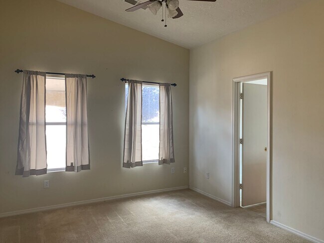 Building Photo - Charming 3 bdrm, 2 bath home