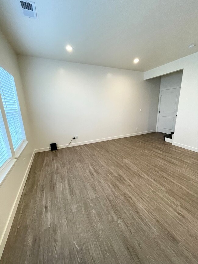 Building Photo - Modern 3-Bed Townhome with 2-Car Garage, P...