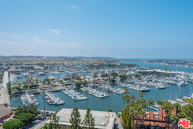 Building Photo - 13600 Marina Pointe Dr