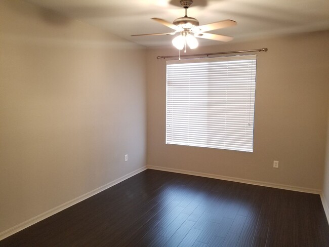 Building Photo - DEPOSIT FREE PROGRAM!! Beautiful 1 Bed Roo...