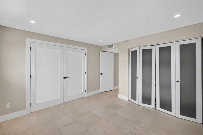 Building Photo - 3200 Port Royale Dr N