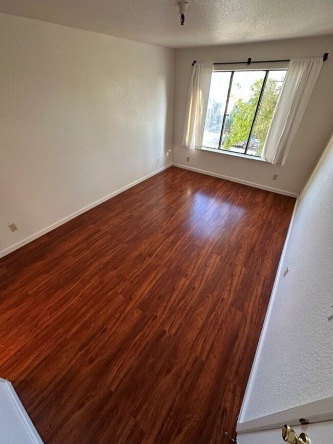 Building Photo - Nor Cal Realty, Inc - 2 bedroom 1.5 bath condo