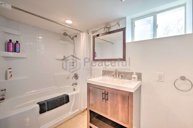 Building Photo - 462 E Haven Ave