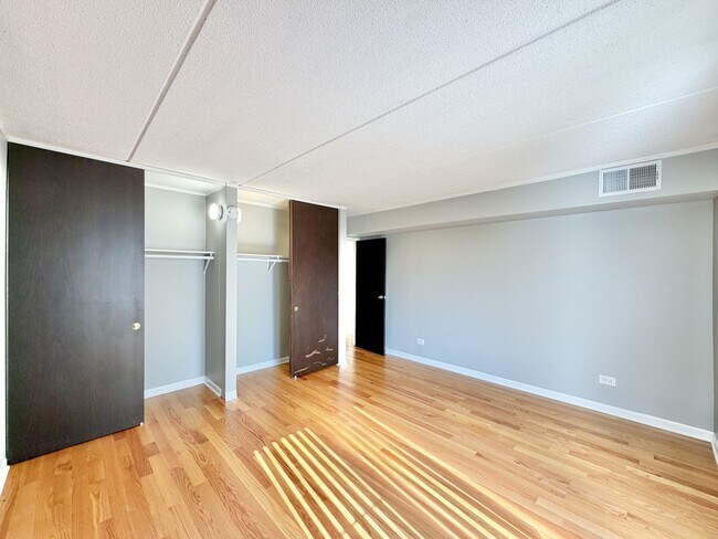 Building Photo - 25-525 N Quentin Rd