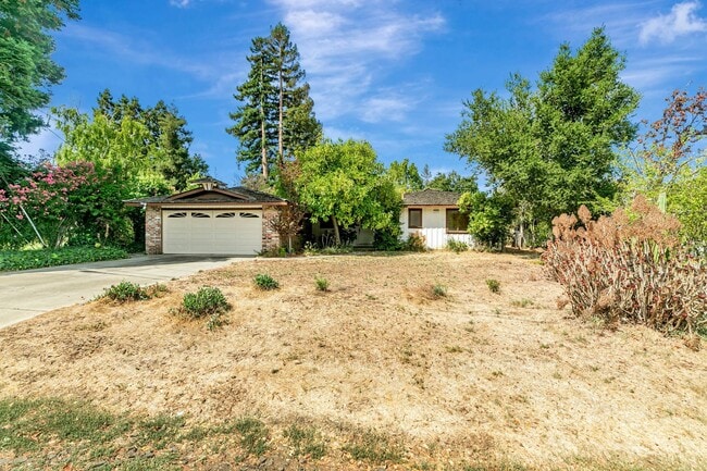 Building Photo - Classic Ranch Style Home in Top School Dis...