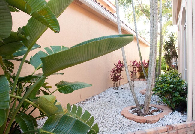 Building Photo - 7684 Hummingbird Ct