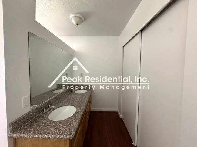 Building Photo - Spacious 3bd/2ba House with 2 Car Garage