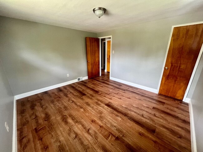 Building Photo - Stunning Home - 2 Bedroom 1 Bathroom - Pit...