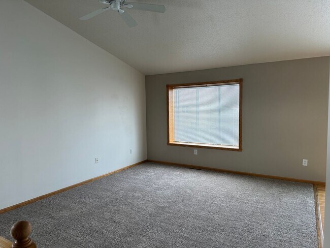 Building Photo - Comfortable 3-Bedroom with Garage & Fenced Yard for Rent