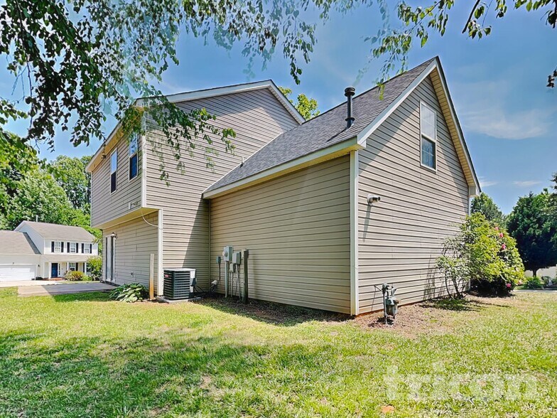 Building Photo - 106 Newbury Dr