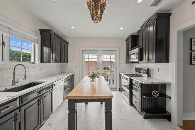 Building Photo - 221 Greymon Dr