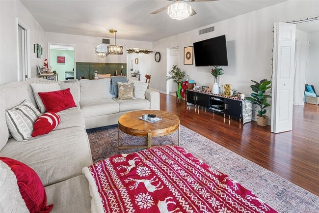 Building Photo - 3930 Oaks Clubhouse Dr