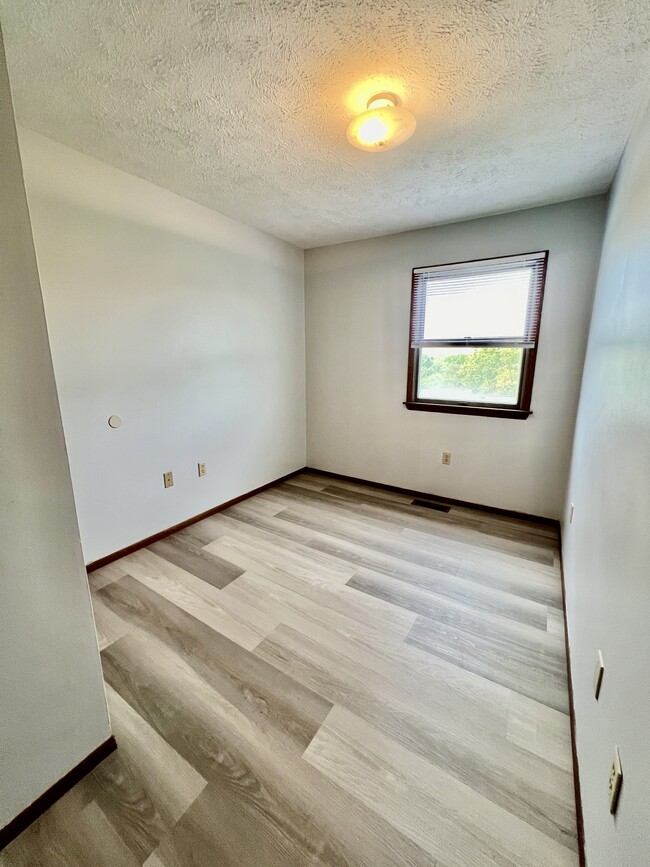 Building Photo - 403 Cedarstone Rd