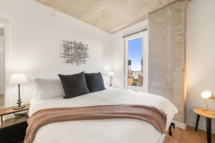 Building Photo - 853 W Blackhawk St