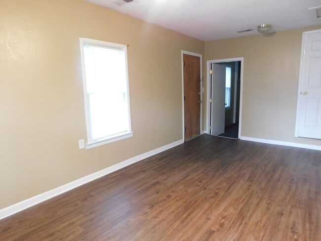 Building Photo - Beautifully remodeled 3 bedroom/1 bath hom...