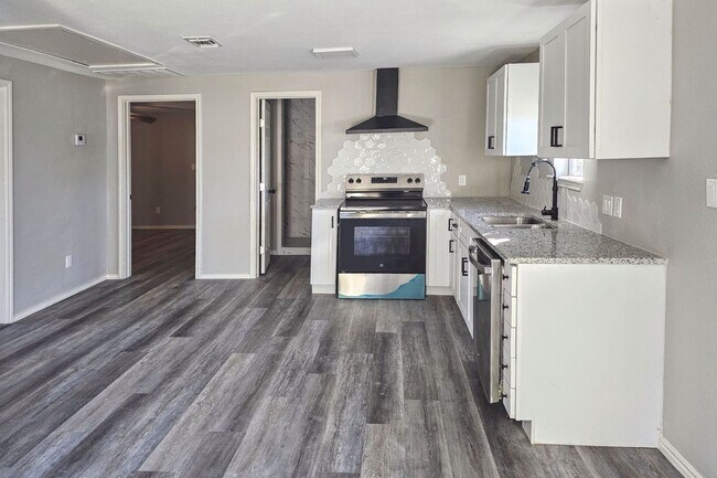 Building Photo - Beautifully Remodeled 3/1.5 Home in Historic Denver Heights with Modern Upgrades and a Park-Like ...