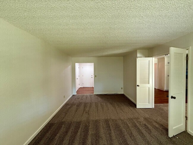 Building Photo - Single story home in established neighborhood!